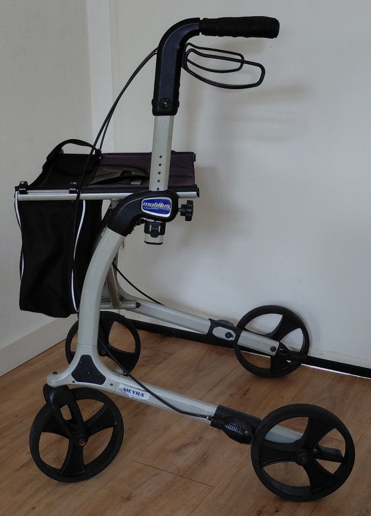 Rollator Merk Meyra + Tas ( 7.7 kg ), Diversen, Rollators, Ophalen of Verzenden, Opvouwbaar, Zo goed als nieuw