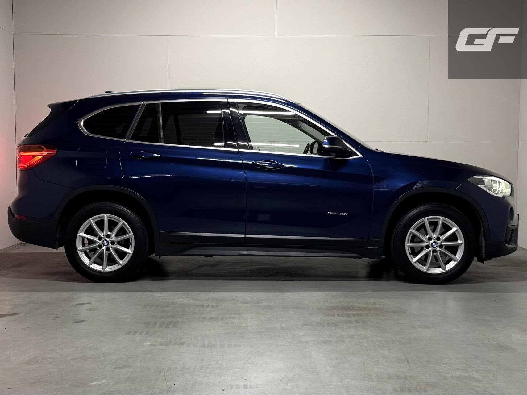 BMW X1 sDrive18i High Executive Leer Navi Cruise Trekh. NAP, Gebruikt, Met garantie (alle), Blauw, Leder