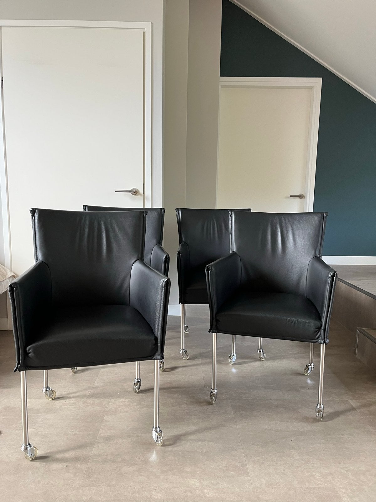 4 zwarte leren eetkamerstoelen met wielen, Ophalen, Gebruikt, Zwart, Leer