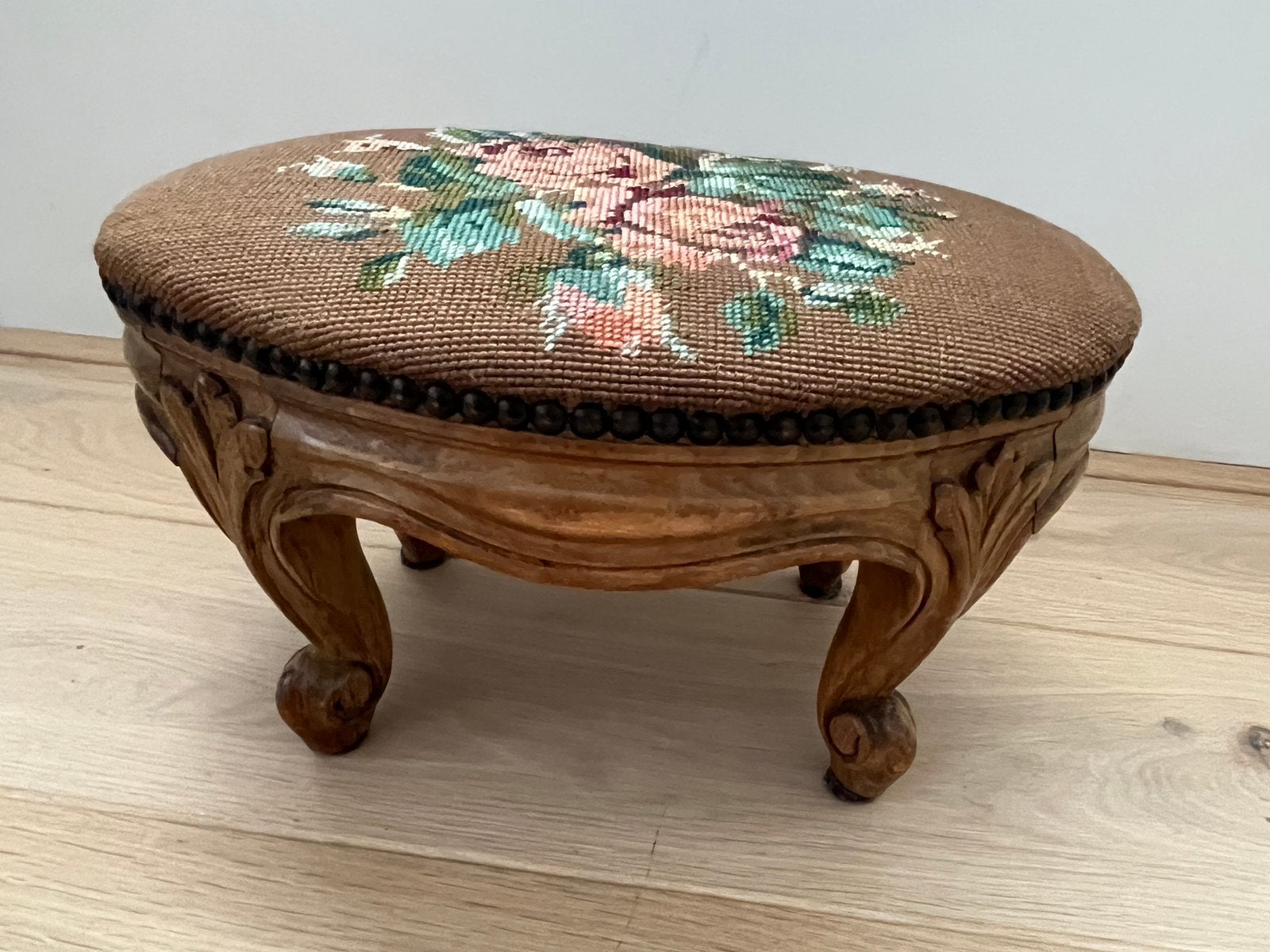 Vintage voetenbankje / hocker met petit point borduurwerk, Ophalen