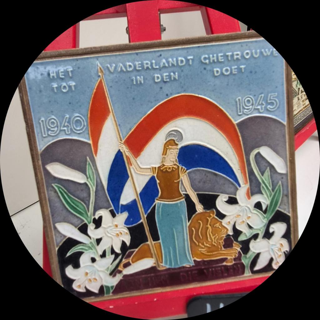 Westraven Cloisonné Tegel 1940-1945 - Vrijheidsmaagd & Leeuw, Ophalen of Verzenden