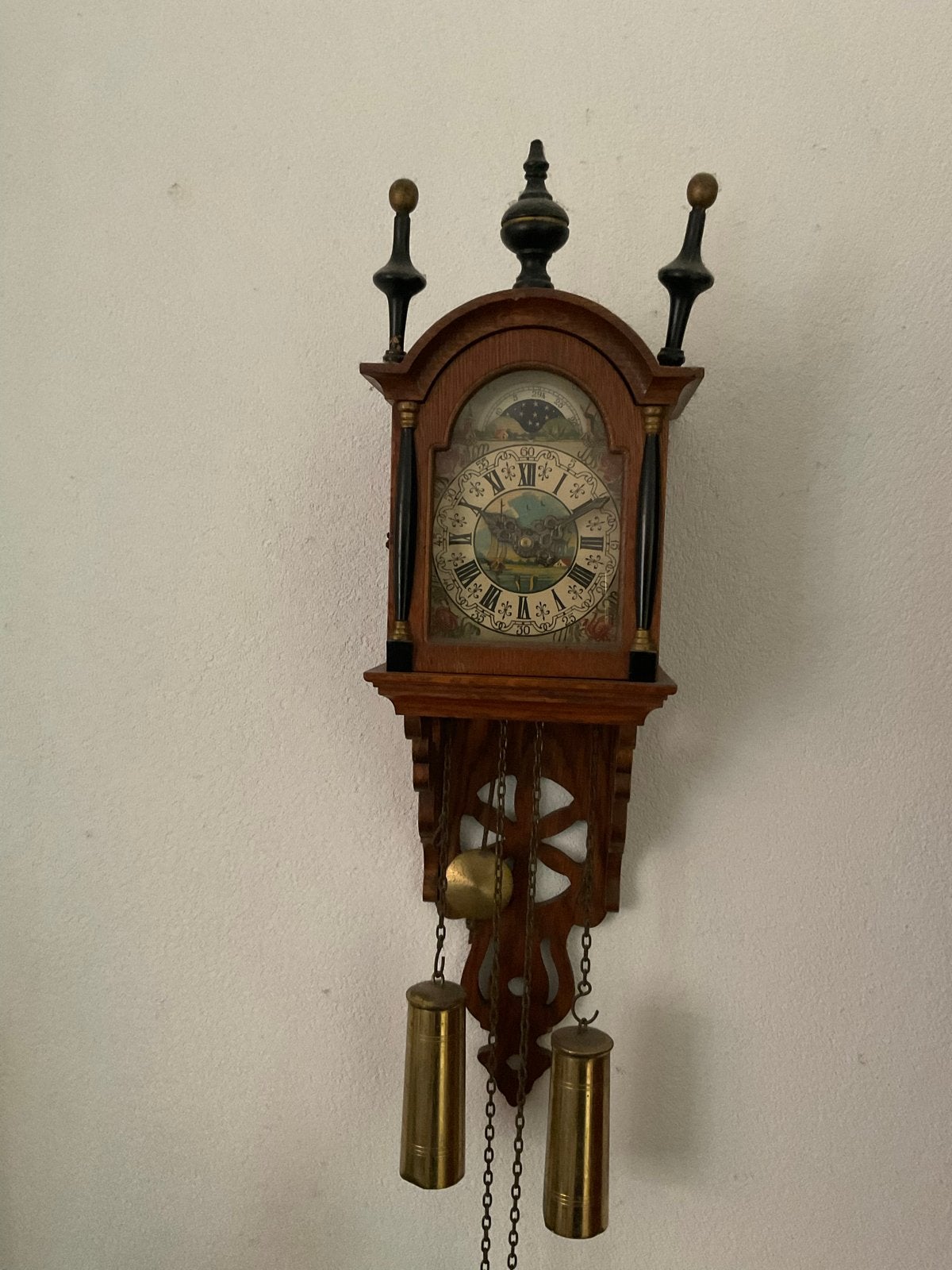 Kleine Friese staartklok met handgeschilderde wijzerplaat, Antiek en Kunst, Ophalen of Verzenden