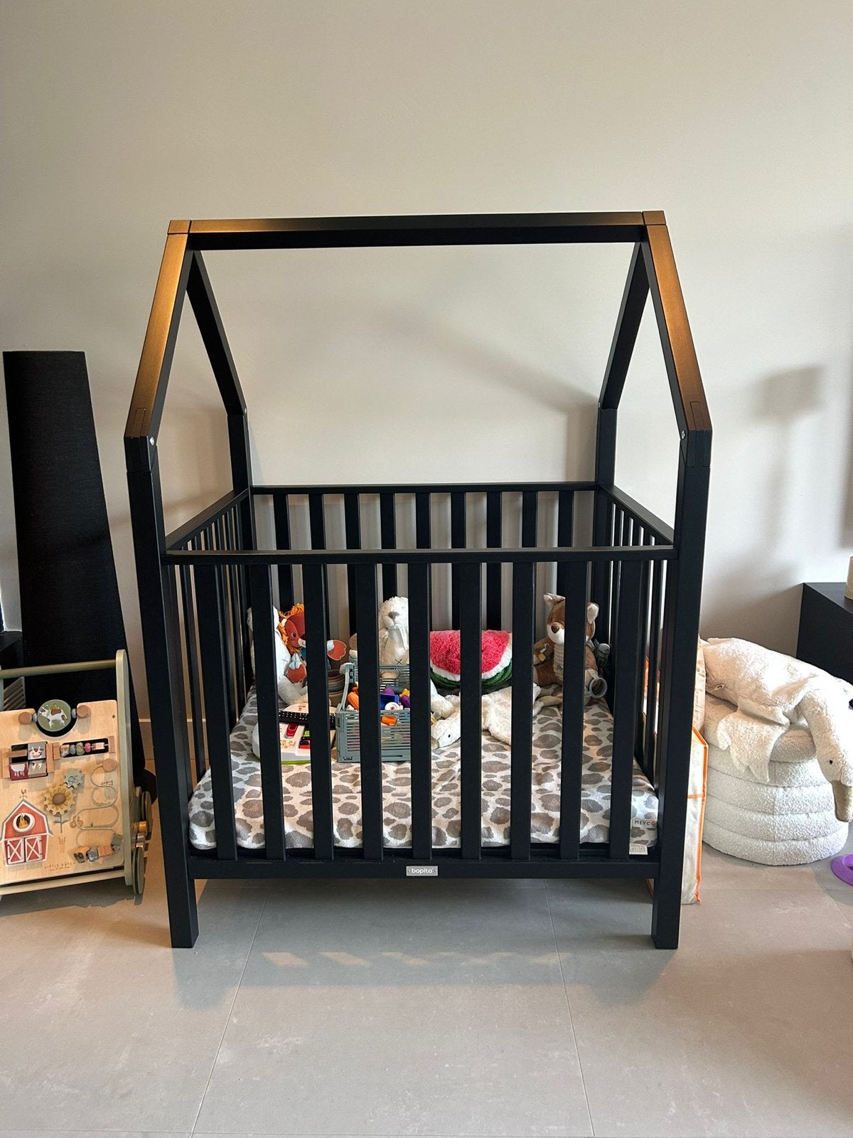 Bopita Box - Huisje model - Zwart - Nieuwstaat, Kinderen en Baby's, Ophalen of Verzenden, Zo goed als nieuw, Rechthoekig, In hoogte verstelbaar