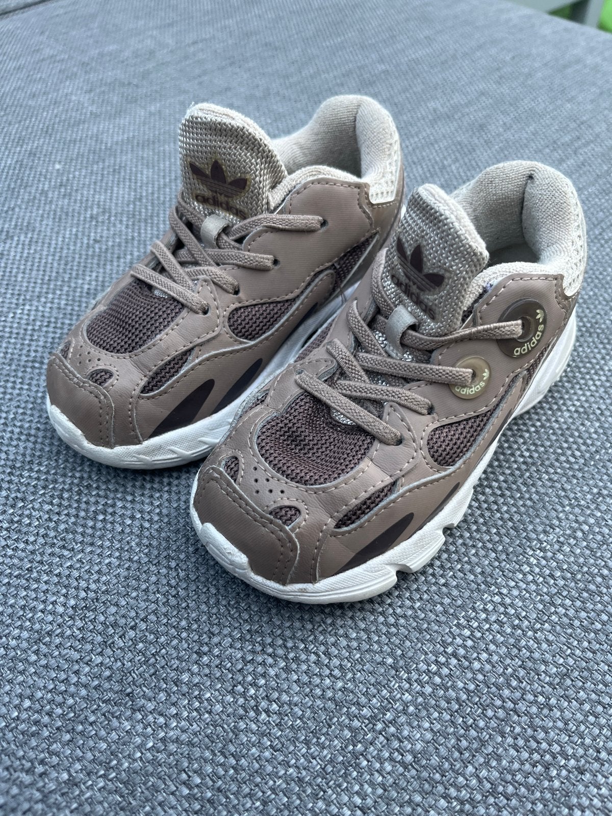 Adidas Astir jongens/meisjes schoenen maat 25 ZGAN, Ophalen of Verzenden, Zo goed als nieuw, Jongen of Meisje, Schoenen