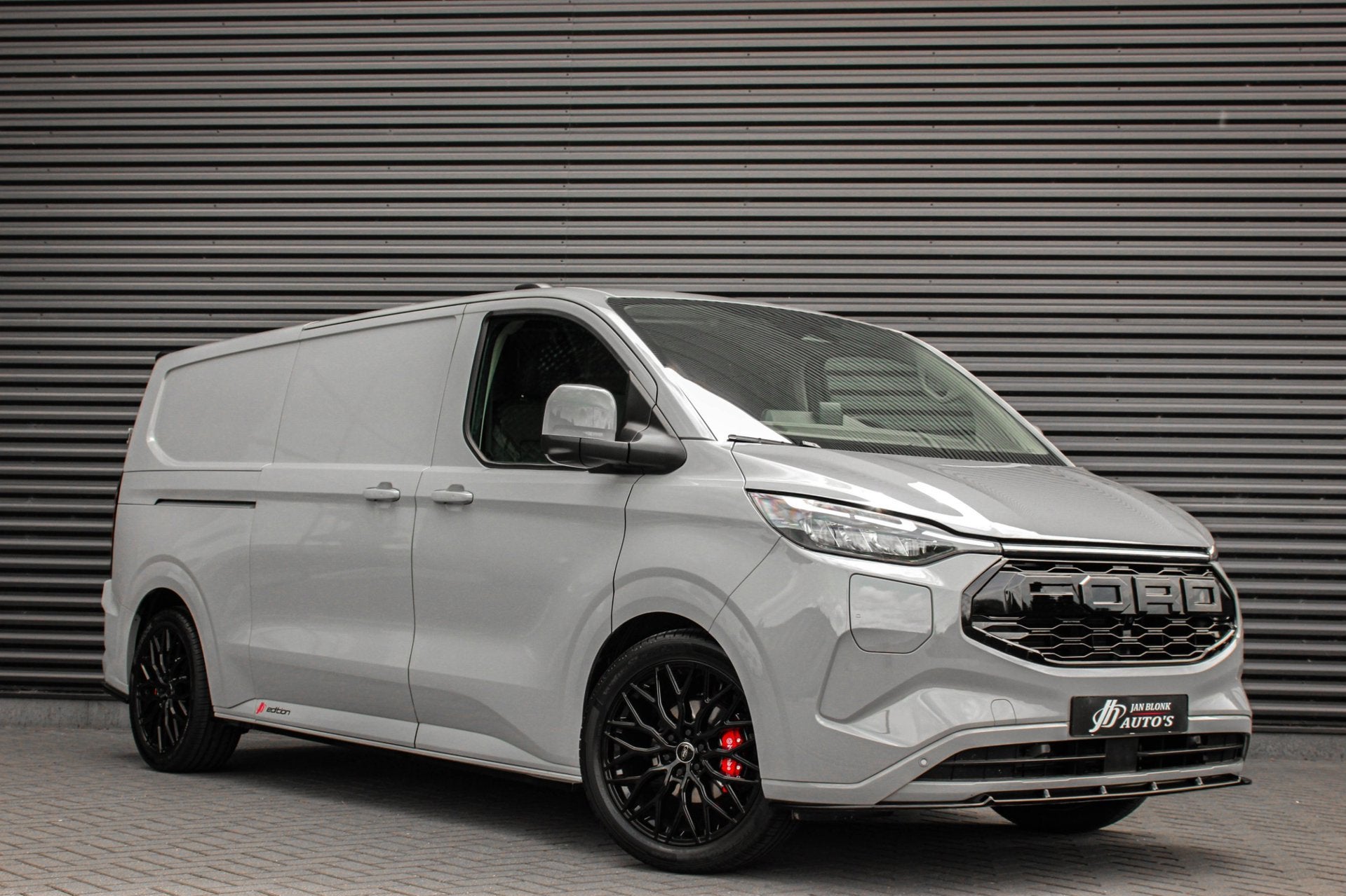 Ford E-Transit Cust. 340 L2H1 Limited 71 kWh 218PK / JB- EDI, Auto's, Automaat, Dealer onderhouden, Achterwielaandrijving, Zwart