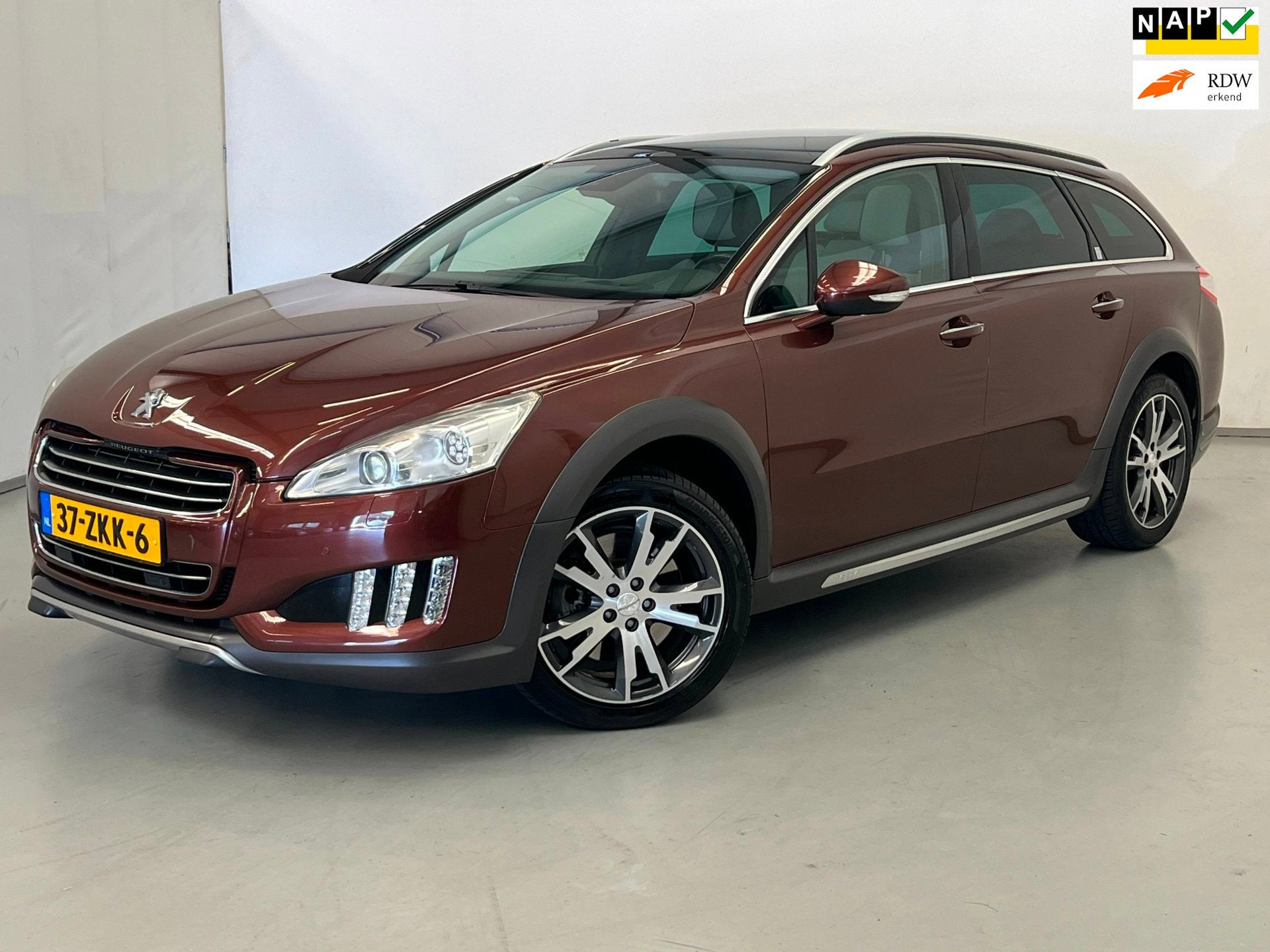 Peugeot 508 RXH 2.0 HDi Hybrid4 / Pano / NL-auto / Xenon / M, Auto's, Peugeot, Automaat, Euro 5, Gebruikt, Beige
