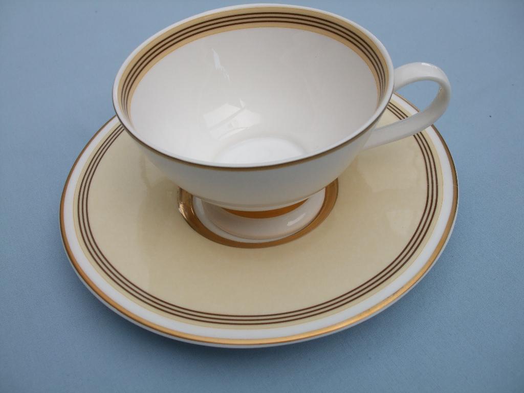 Theekopjes met schoteltje BONE CHINA, Ophalen of Verzenden, Nieuw, Porselein, Kop en/of schotel