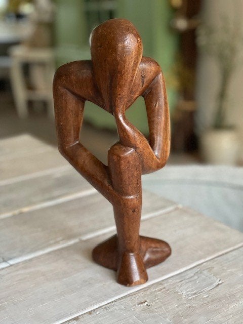 Gestyleerd vintage beeld De Denker, hardhout. Afrika Senegal, Ophalen, Handgemaakt, 20 - 50 cm, Beeld