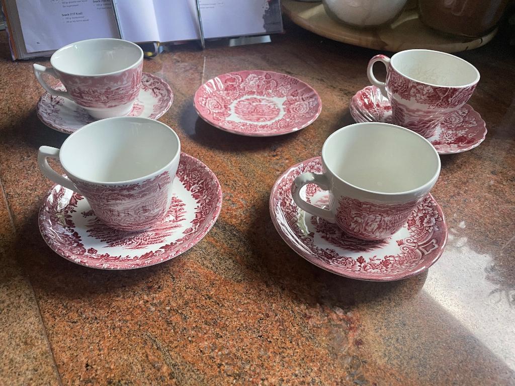 4 thee kopjes Wedgwood met 5 schoteltjes, Ophalen of Verzenden
