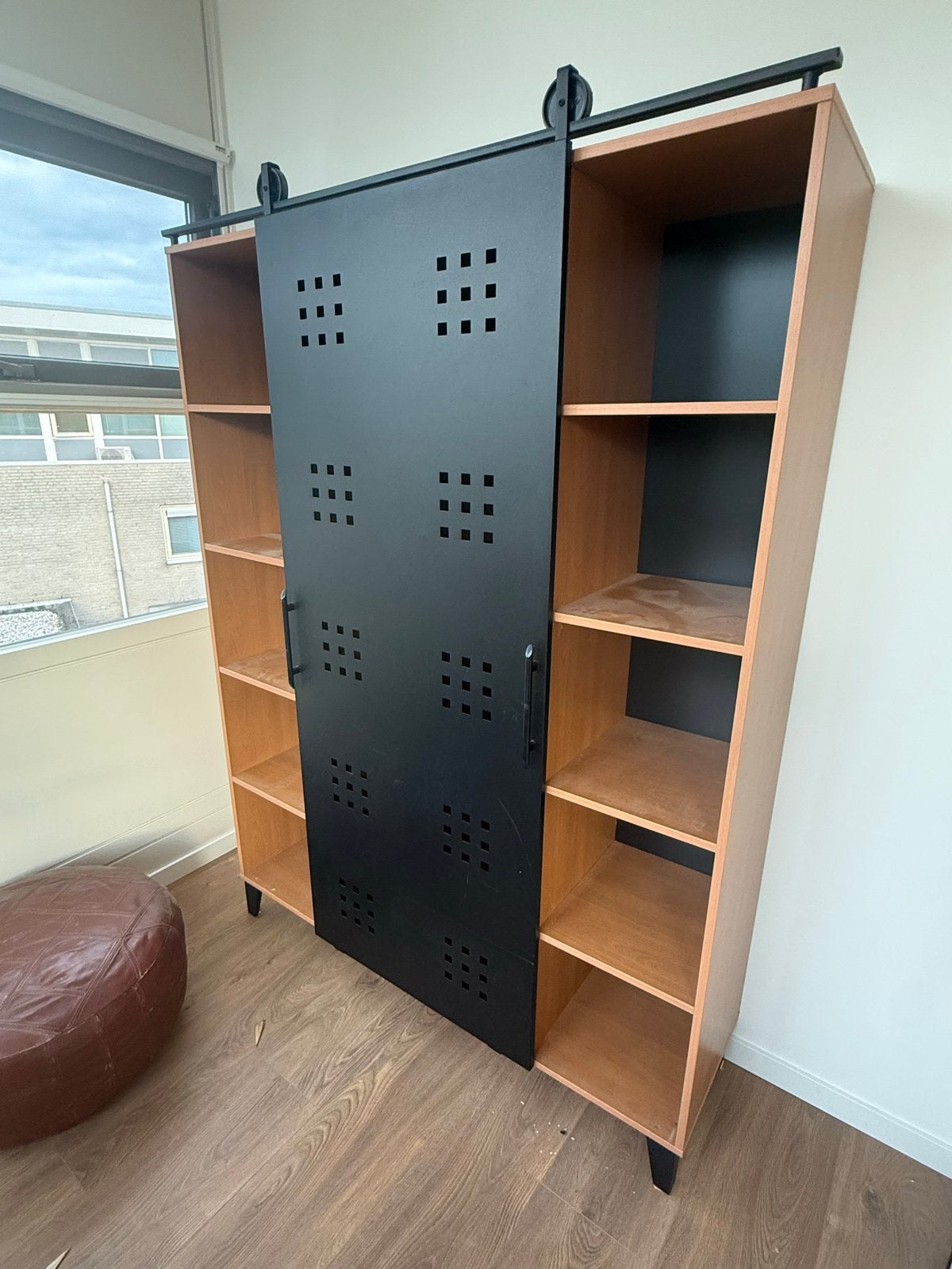 Boekenkast met schuifdeur - Modern en functioneel, Huis en Inrichting, Kasten | Boekenkasten, Ophalen, Gebruikt, 100 tot 150 cm