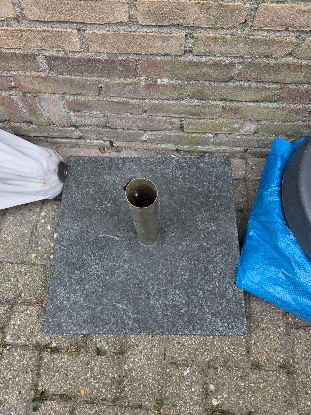 Zware parasolvoet van graniet - hengsel kapot, Ophalen, Gebruikt, Parasolvoet
