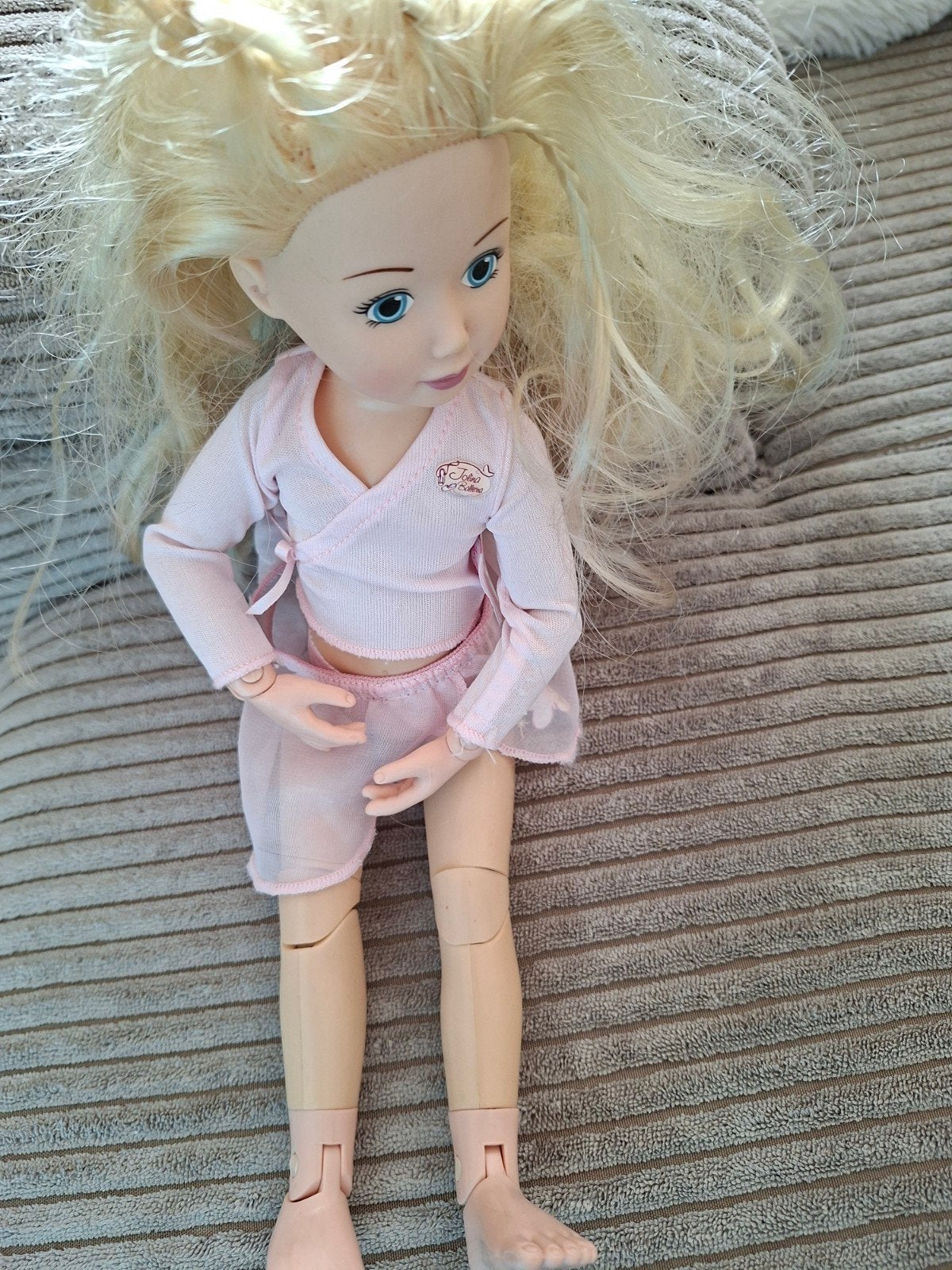 Mooie pop met blond haar en roze kleding, Ophalen of Verzenden