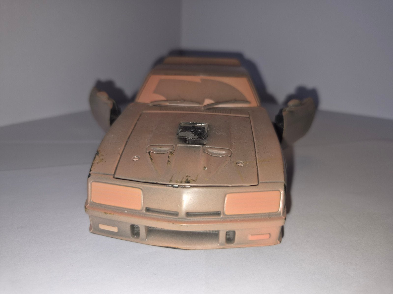 Mad Max (ford falcon) Interceptor dirty version 1:24, Ophalen of Verzenden, Gebruikt, Overige merken