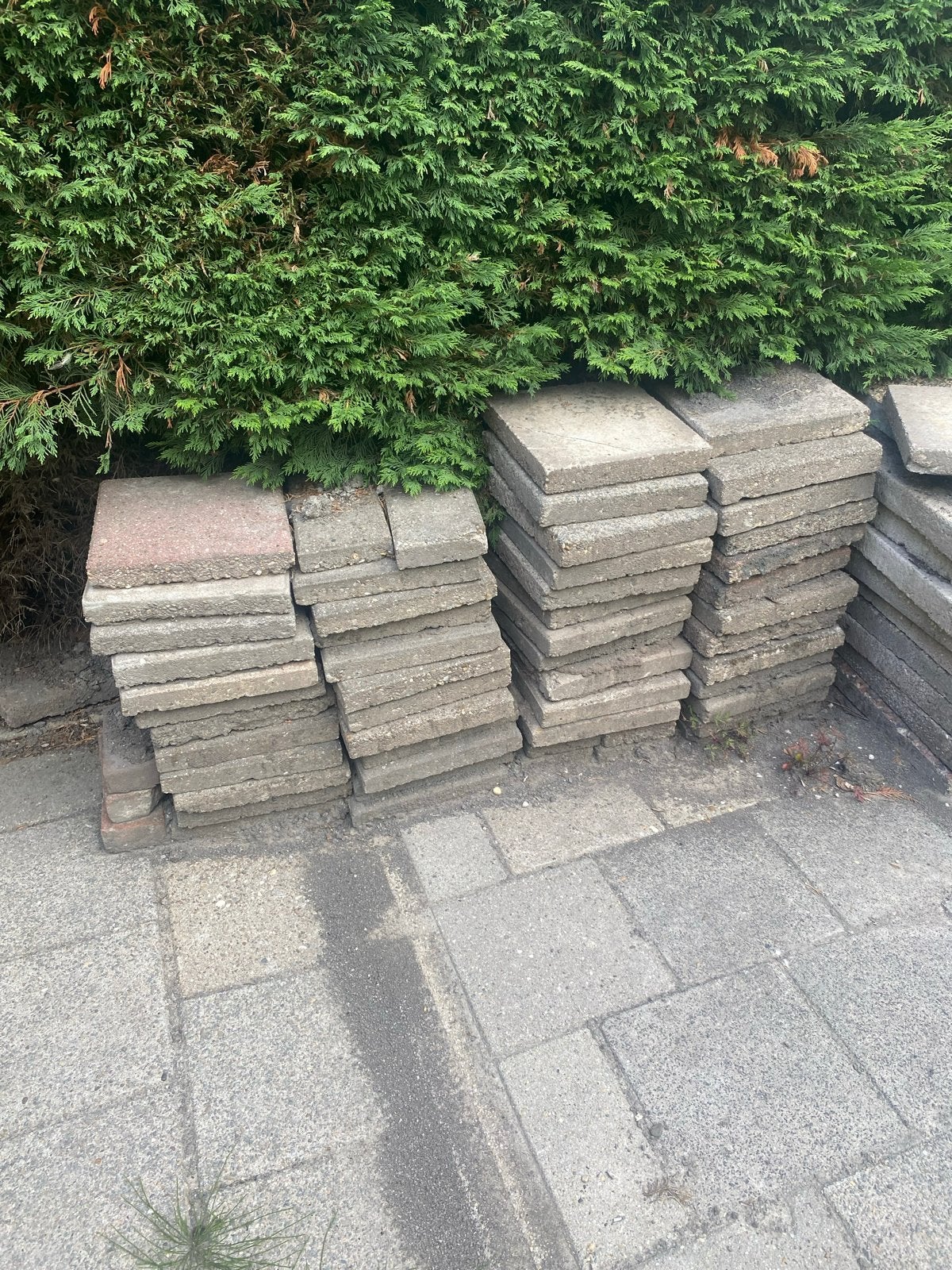 GRATIS: 200 Stoeptegels 30x30 cm en 10 grindtegels 60x40 cm, Tuin en Terras, Tegels en Klinkers, Ophalen, Gebruikt, 10 m² of meer