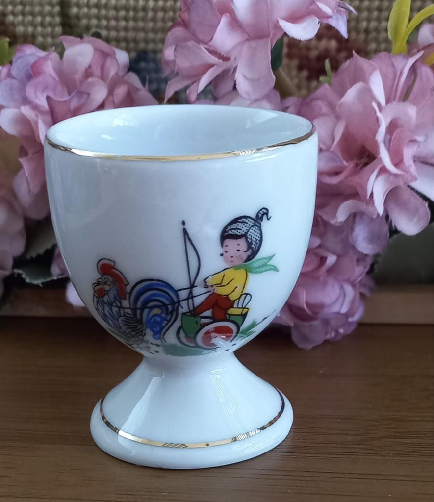 Mooi brocant kinder eierdopje, meisje met haan, blauw/rood, Ophalen of Verzenden