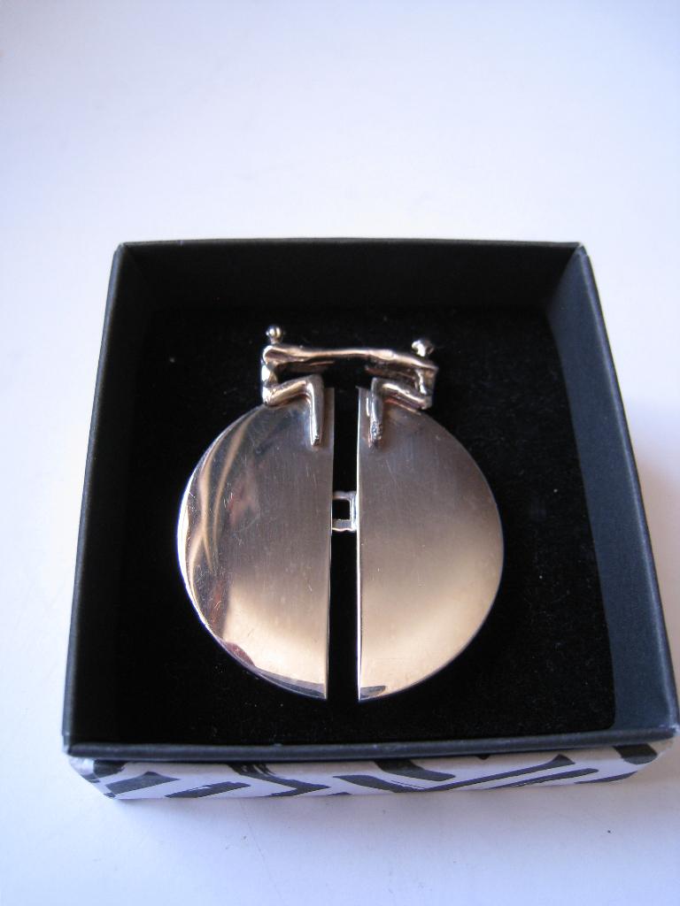 BROCHE - VRIENDSCHAP -  ZEER APART. / GEMERKT., Overige materialen, 4 tot 7 cm, Verzenden, Nieuw