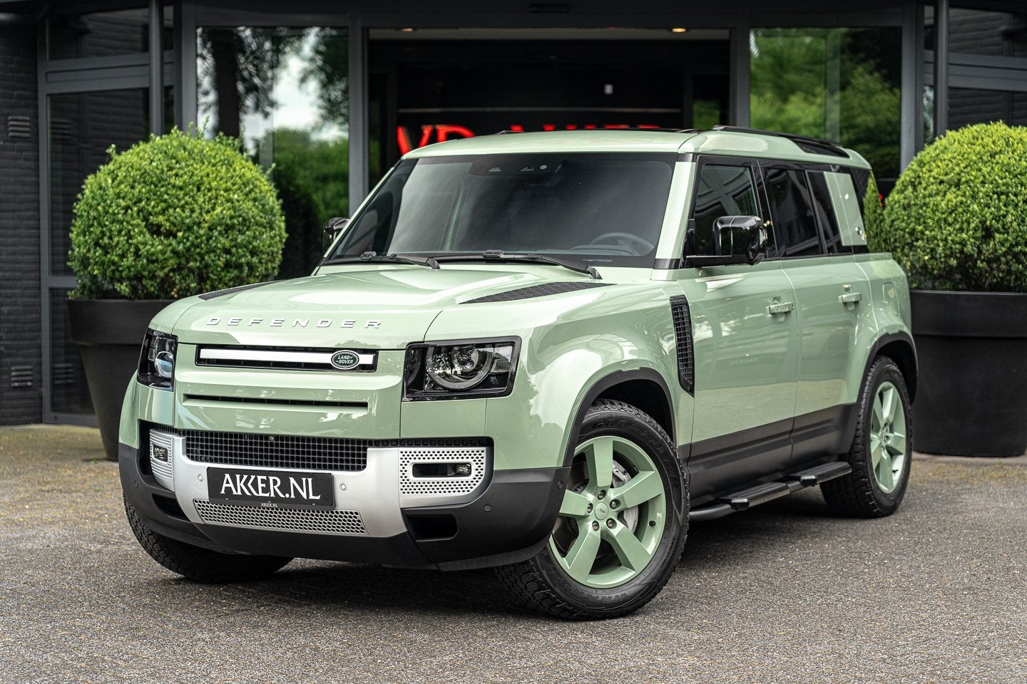Land Rover Defender 110 P400e 75th Edition | Stoelkoeling |, Auto's, Automaat, Gebruikt, Zwart, 4 cilinders