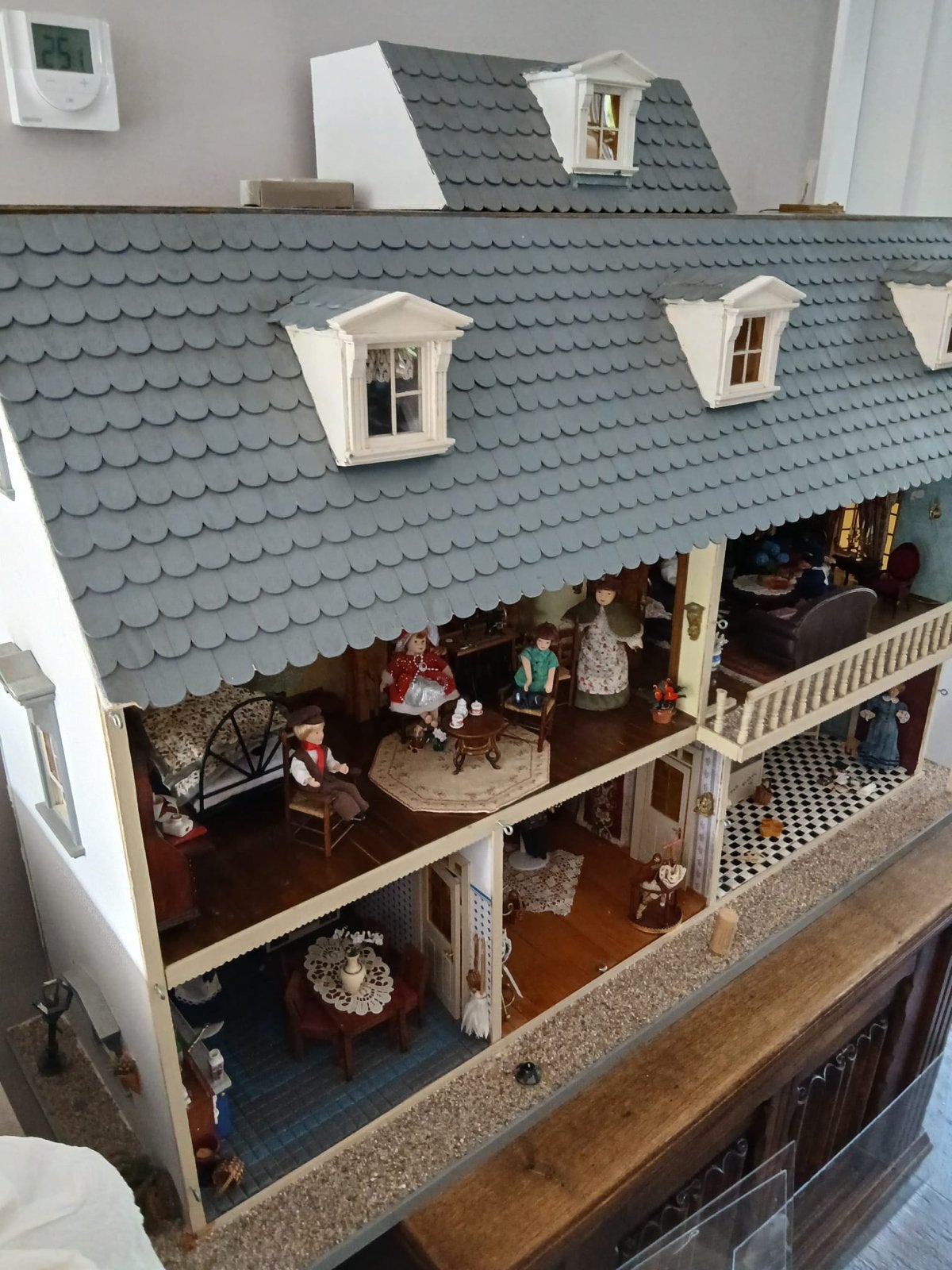 Groot en gedetailleerd poppenhuis met inrichting, Ophalen, Gebruikt, Poppenhuis