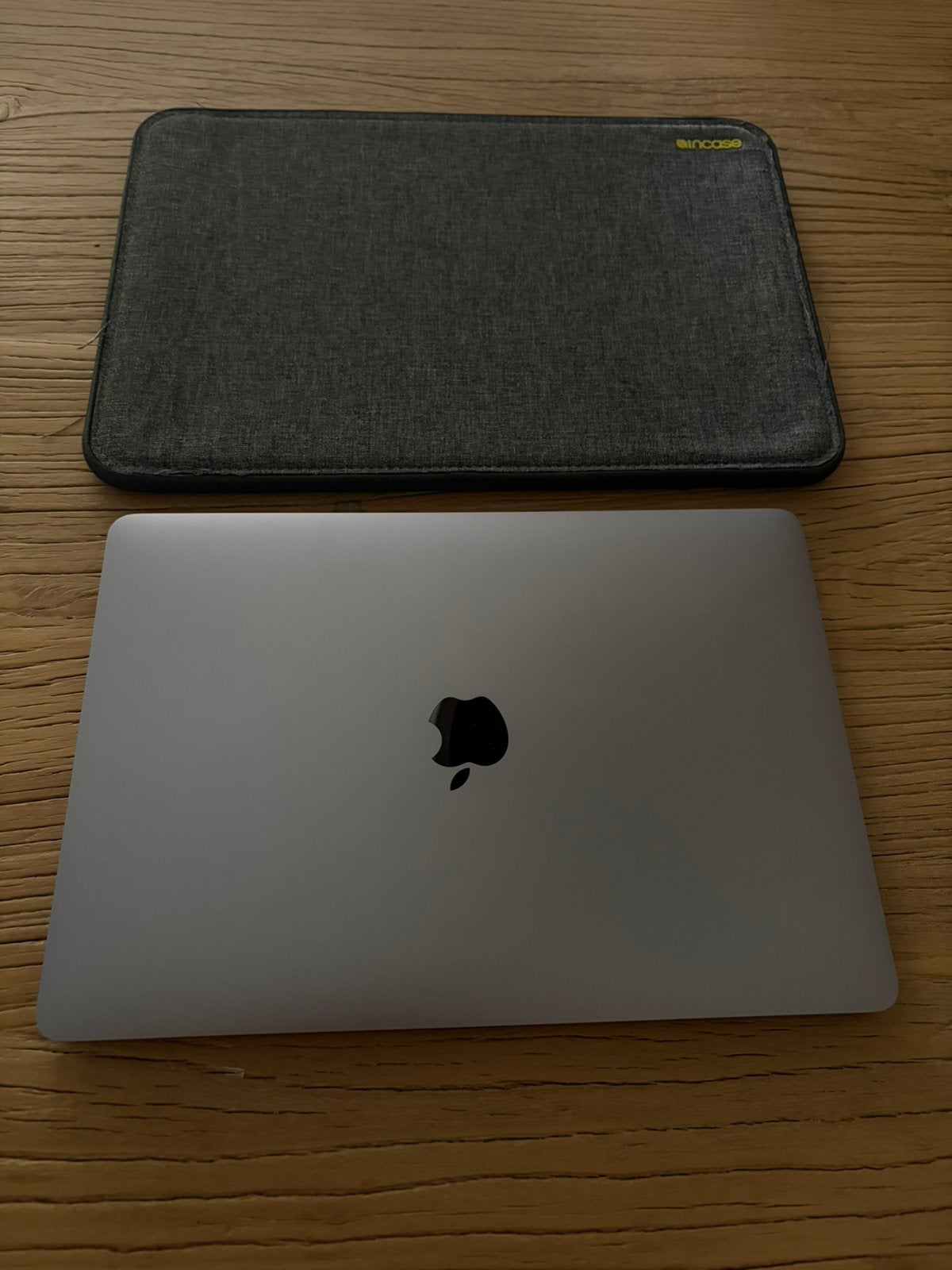 MacBook Pro 13-inch, 2017 Silver + gratis hoes, 256 GB, 2 tot 3 Ghz, 13 inch, Zo goed als nieuw