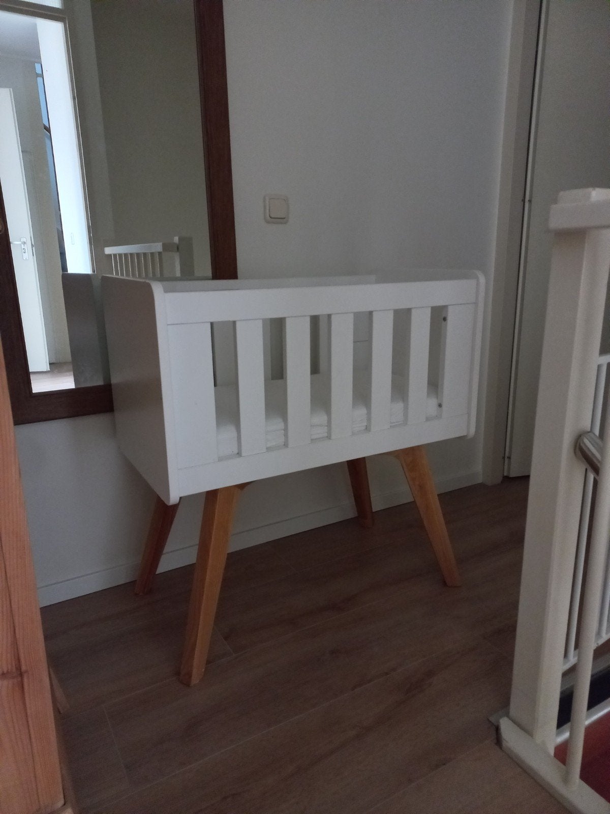 Europe Baby Wieg - Wit met Houten Poten, Kinderen en Baby's, Babywiegjes en Ledikanten, Ophalen, Gebruikt, Wieg