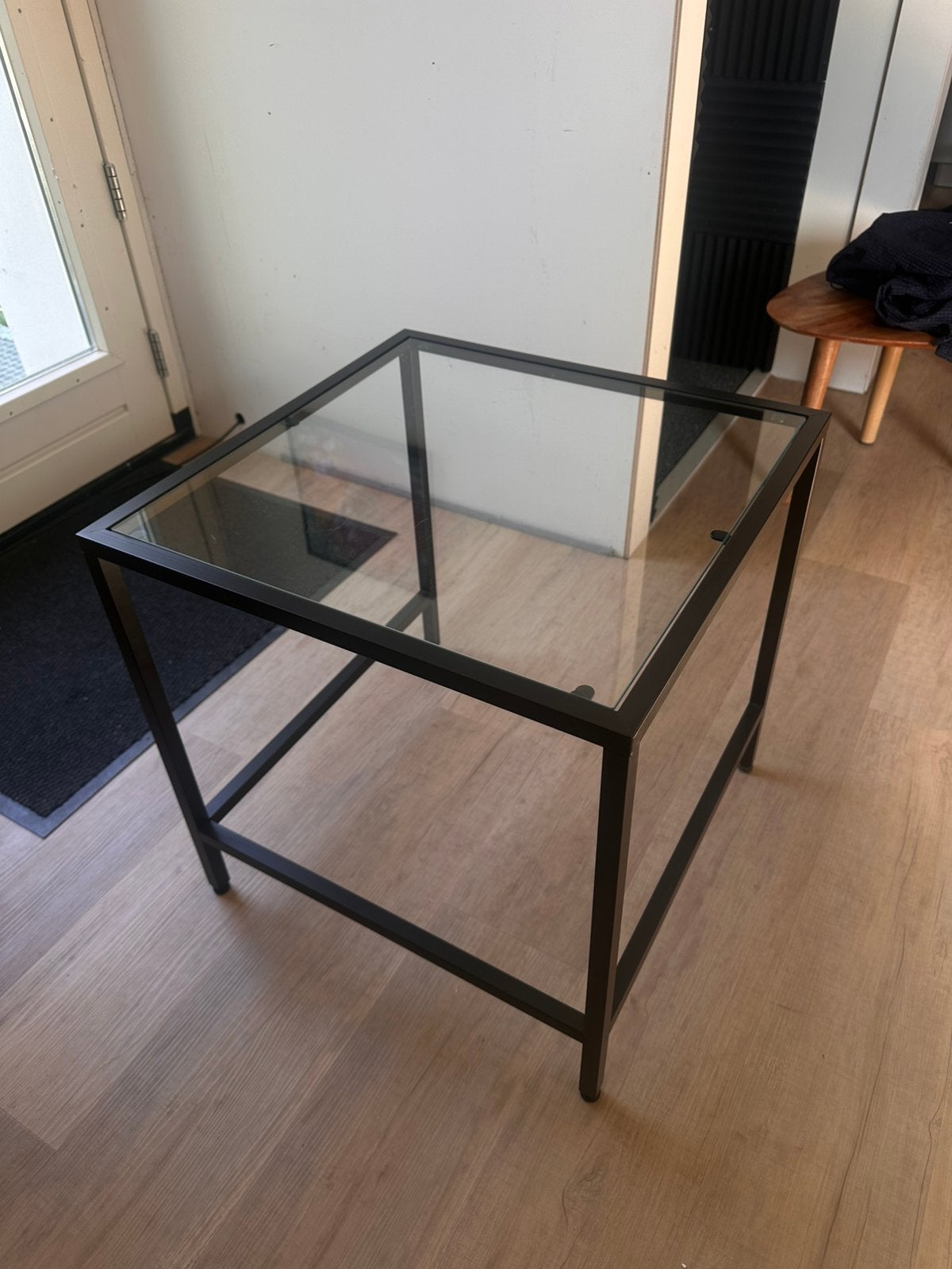 Zwarte salontafel met glazen plaat van IKEA, Huis en Inrichting, Tafels | Sidetables, Ophalen, 50 tot 100 cm, Vierkant, 50 tot 75 cm