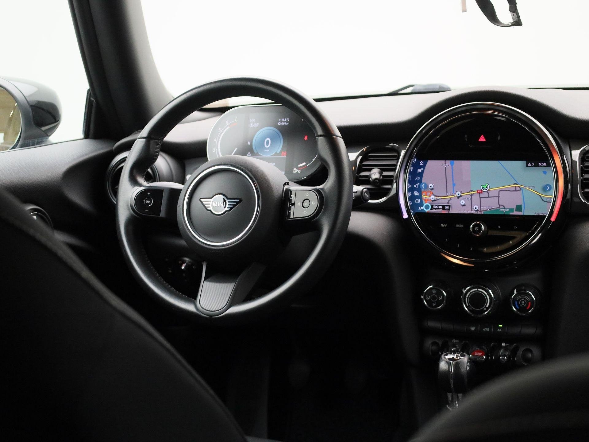 MINI 3-Deurs 1.5 Cooper Essential | Navigatie | Black pakket, 12 maanden, Gebruikt, 4 stoelen, Zwart