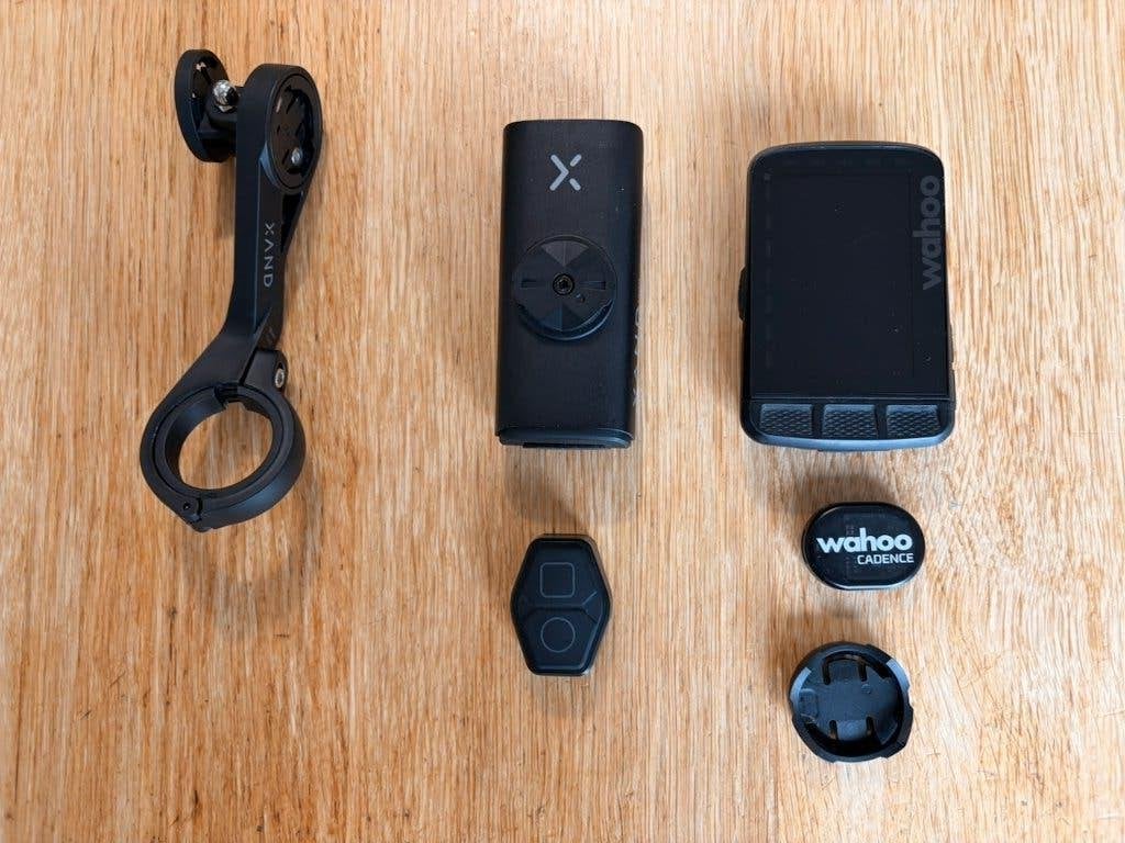 Wahoo ELEMNT ROAM met XAND koplamp + houder, Fietsen en Brommers, Fietsaccessoires | Fietscomputers, Ophalen, Gebruikt