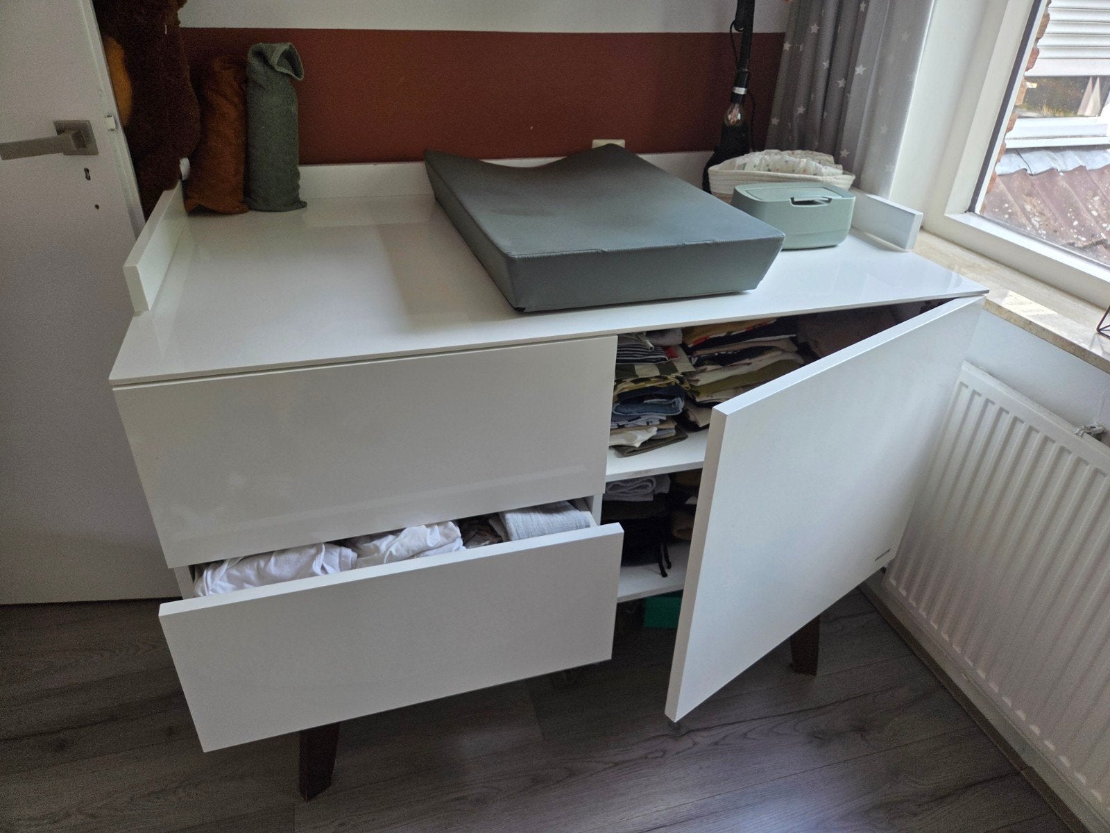 kidsmill sixties commode en ledikant hoogglans wit/walnoot, Ophalen, Zo goed als nieuw, Jongetje of Meisje