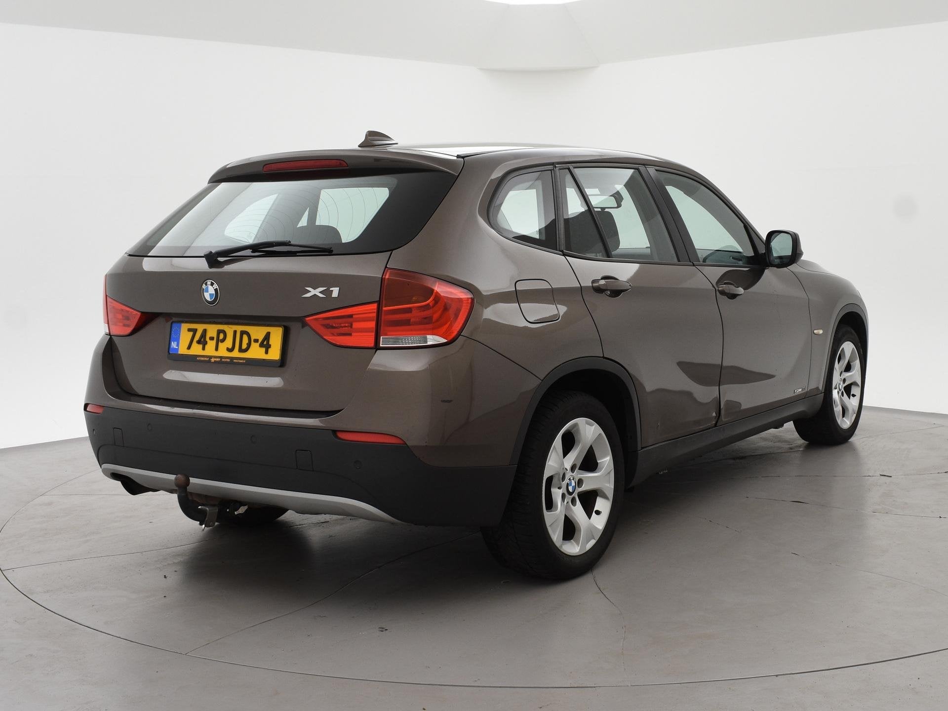 BMW X1 sDrive18i 150 PK EXECUTIVE AUT. + TREKHAAK | NAVIGATI, Euro 5, 4 cilinders, Origineel Nederlands, Parkeersensor