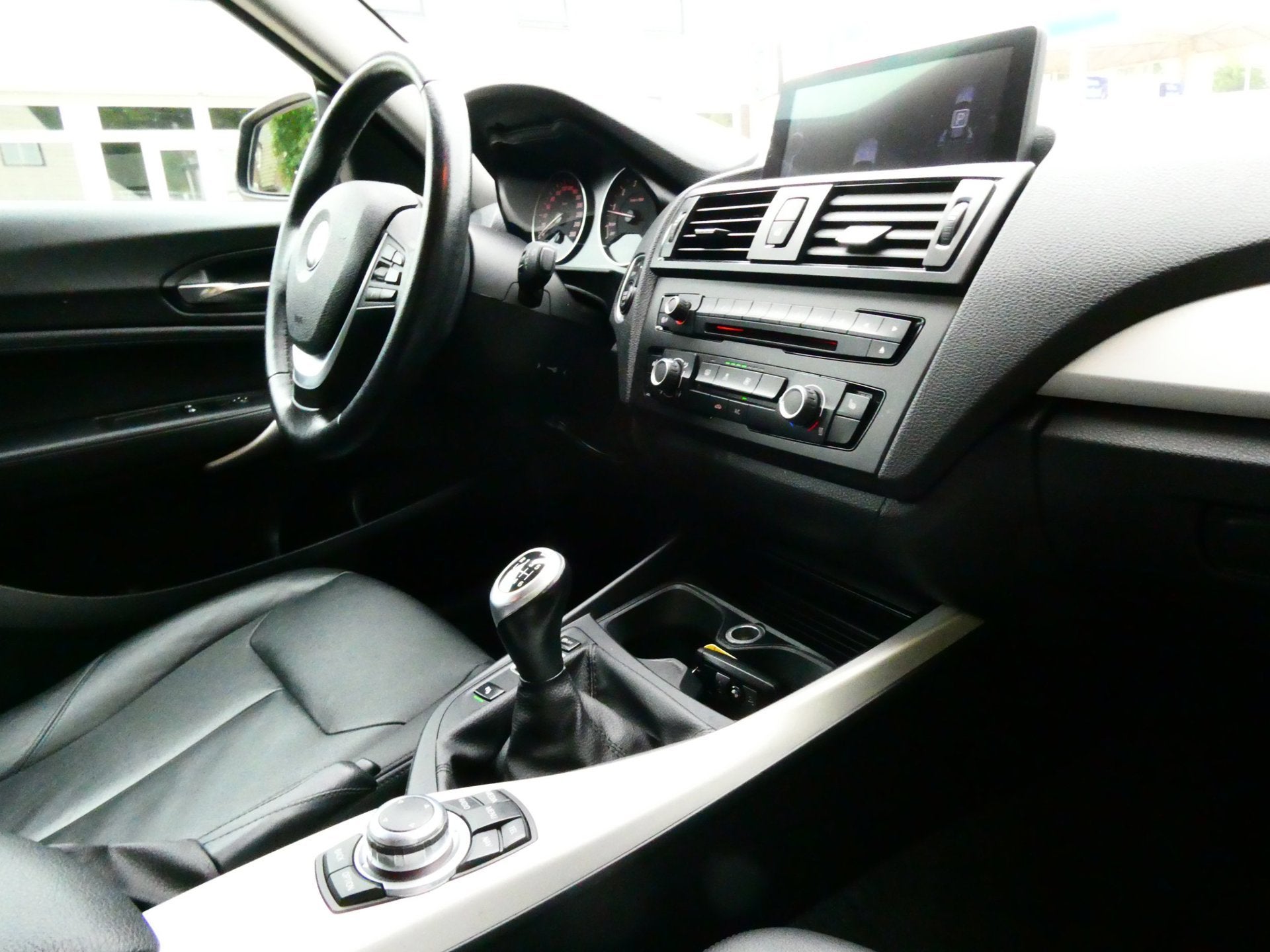 BMW 1-serie 116i 3-deurs 136pk 4-Cil. Airco Cruise Leder Nav, 1-Serie, Euro 5, Gebruikt, Zwart