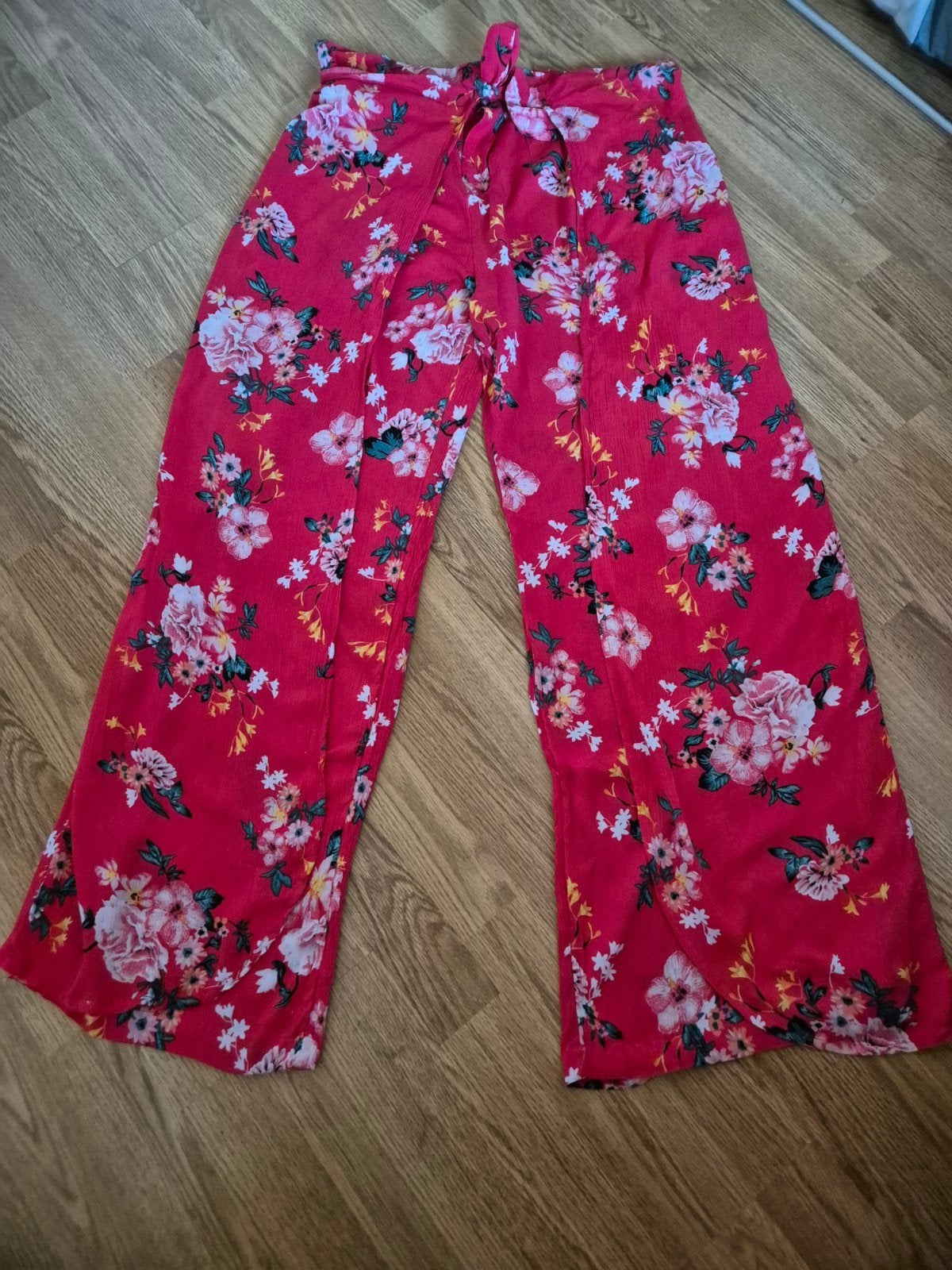 Primark wikkelbroek/wrap broek rood met bloemenprint–maat 42, Kleding | Dames, Primark, Maat 42/44 (L), Ophalen of Verzenden, Zo goed als nieuw