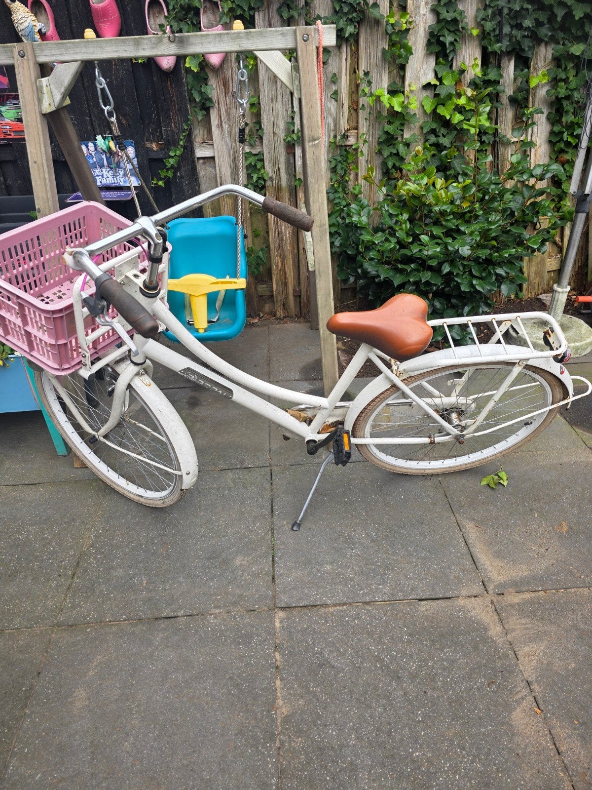 Meisjesfiets 26 inch met nieuwe binnenbanden, Ophalen, Gebruikt, 26 inch of meer