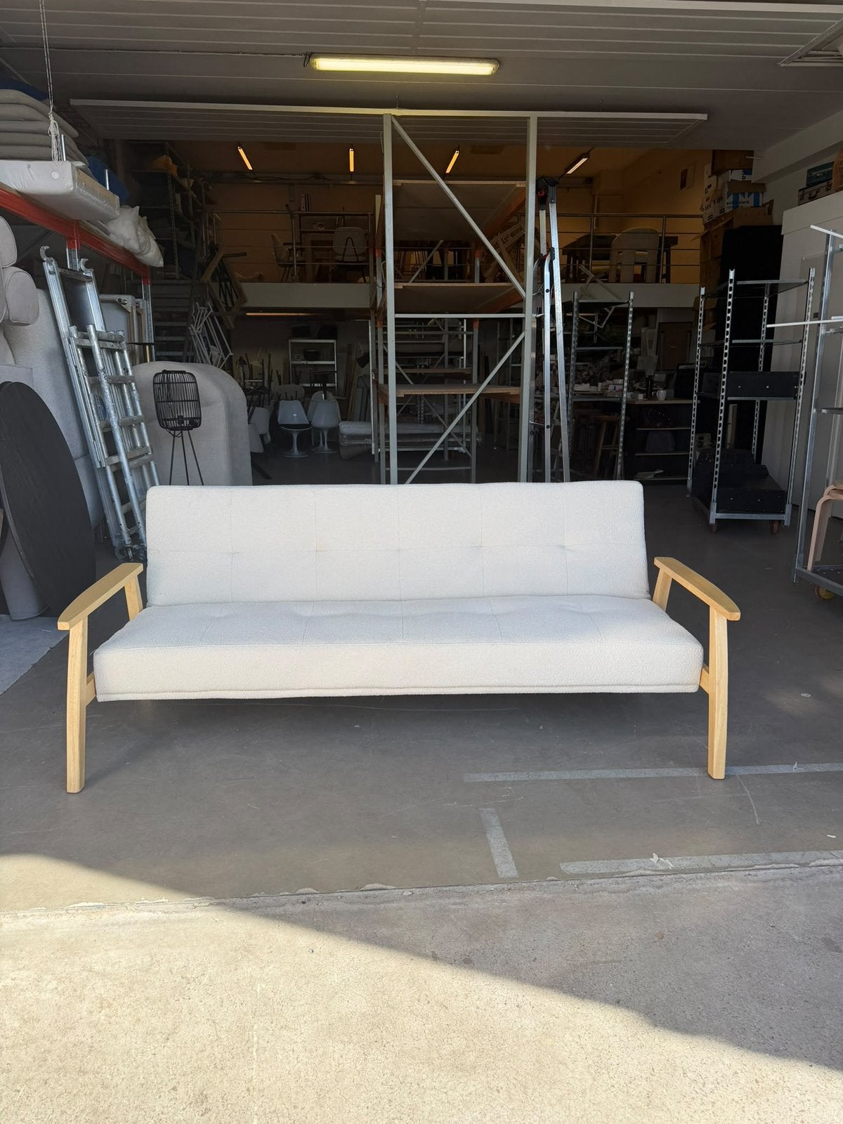 Mooie 3-zits slaapbank wit – houten armleuningen – 206 cm, Ophalen, Zo goed als nieuw, Tweepersoons, Crème