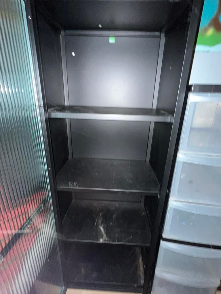 Zwarte vitrinekast met glazen deur en planken, Ophalen of Verzenden, Nieuw