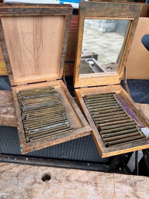 Vintage houten doos met spiegel en messing zetprofielen, Ophalen