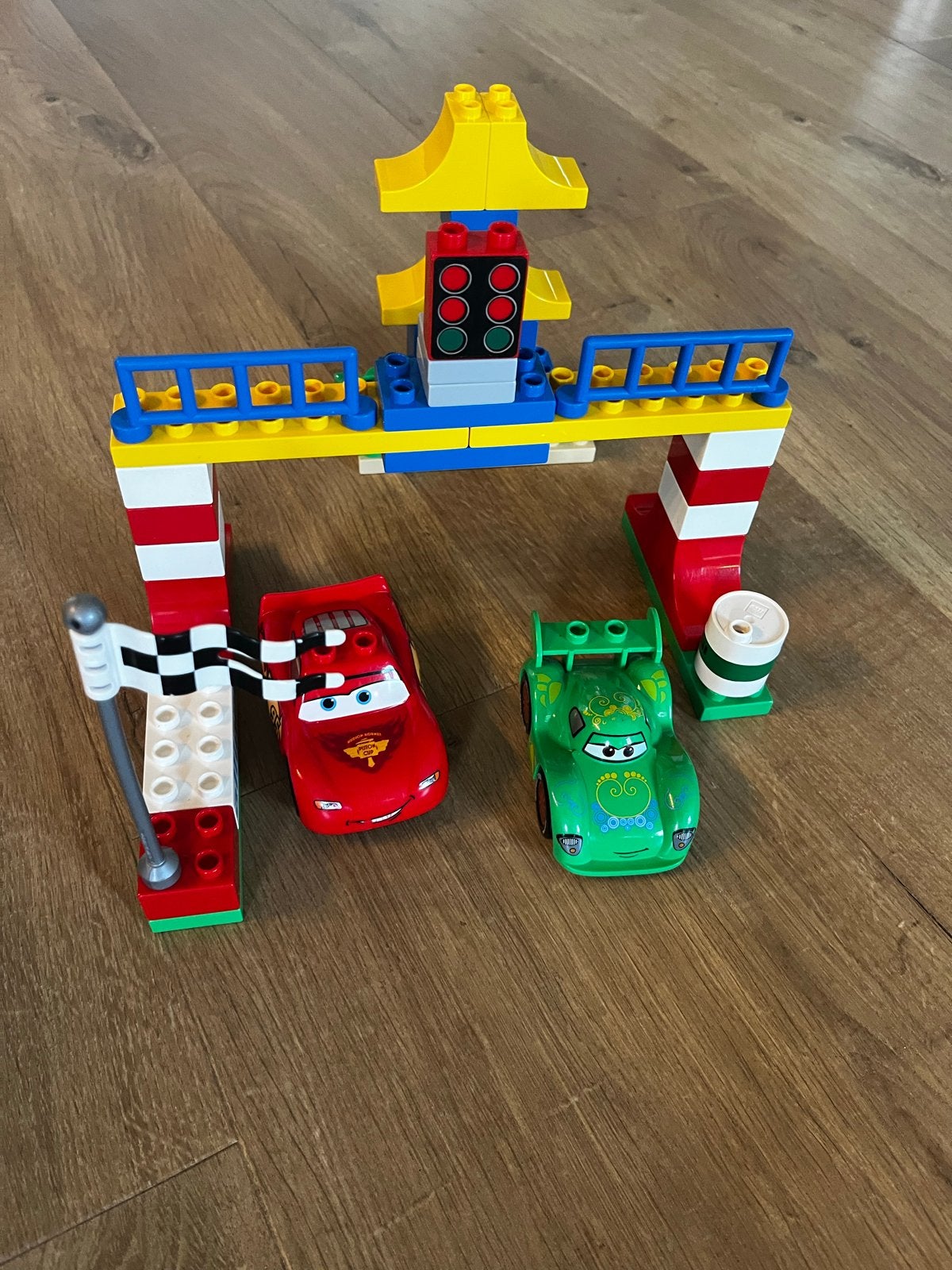 Lego Duplo 5819  Cars 2 Racebaan met Bliksem McQueen en Finn, Gebruikt, Overige thema's, Ophalen of Verzenden, Compleet