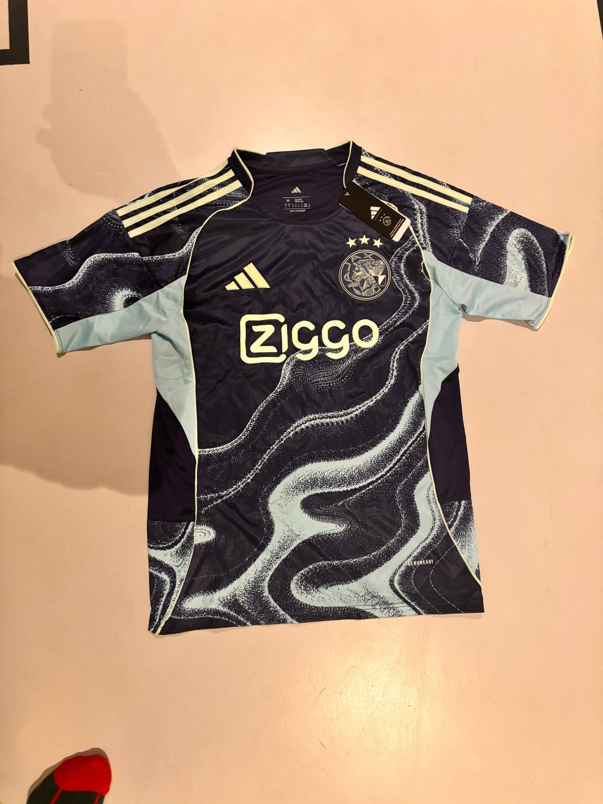 Ajax uitshirt - Maat M - Nieuw met kaartjes, Ophalen of Verzenden, Nieuw, Shirt