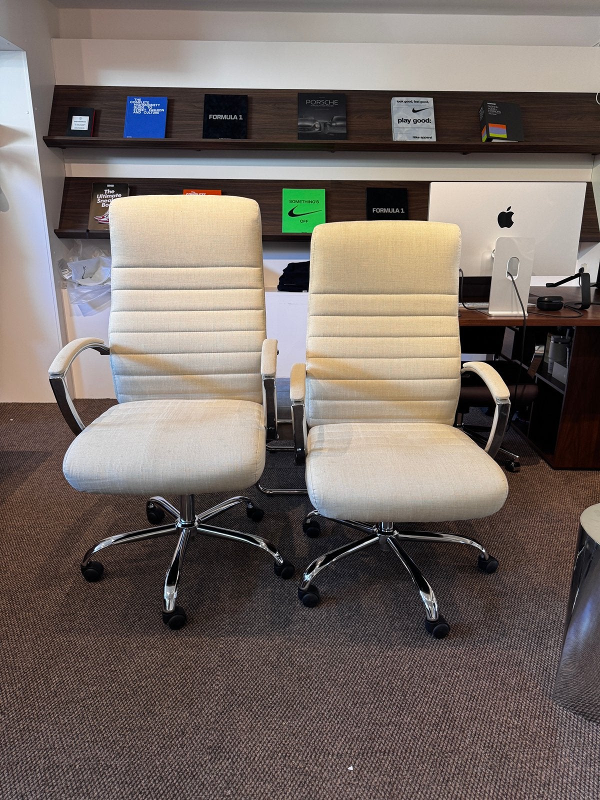 2 Creme kleurige bureau stoelen, Ophalen, Ergonomisch, Zo goed als nieuw, Zwart
