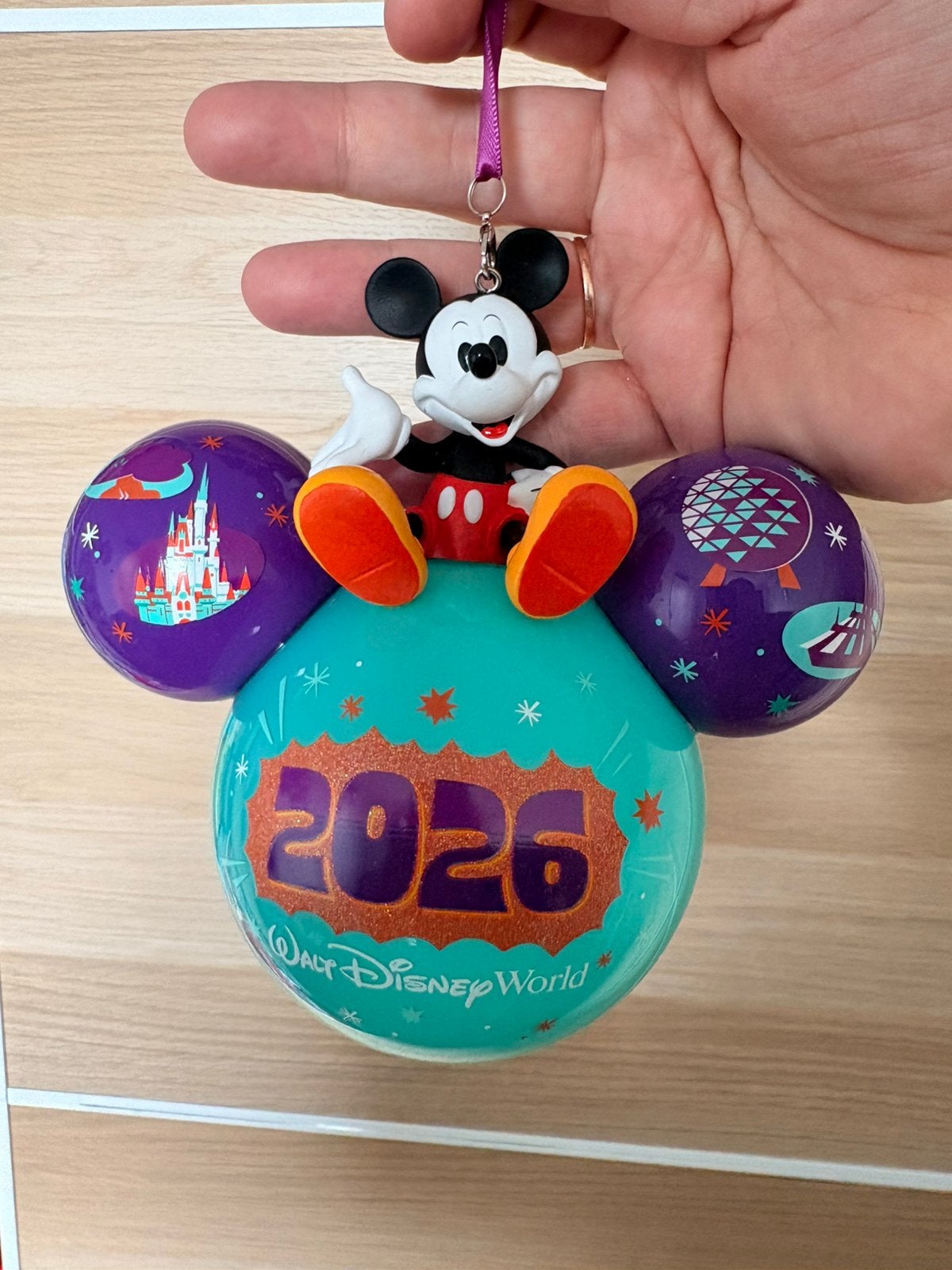 Disney parks 2026 mickey mouse ornament, Verzamelen, Disney, Ophalen of Verzenden, Mickey Mouse, Zo goed als nieuw, Beeldje of Figuurtje