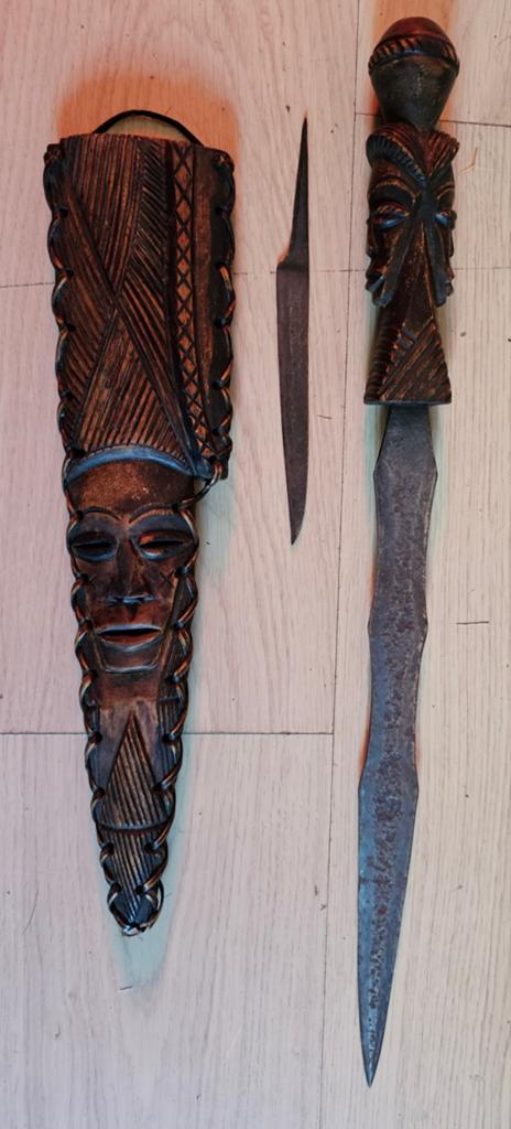 Oud Afrikaans Congo decoratief zwaard met houten schede, Ophalen of Verzenden