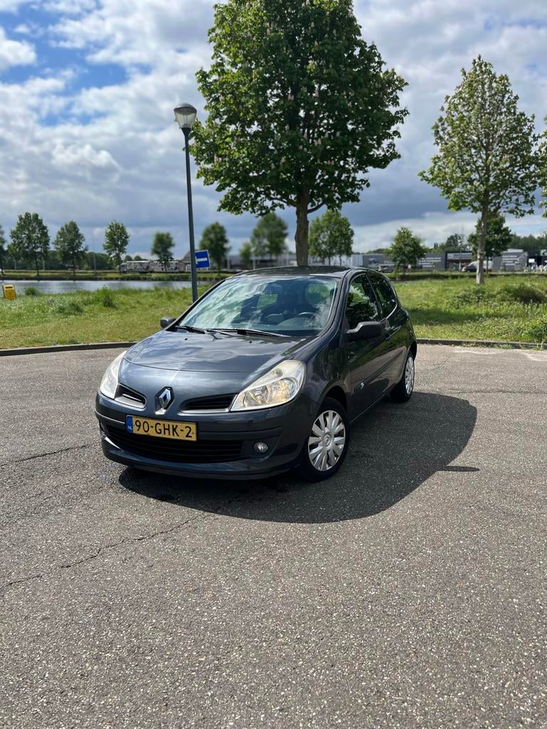 Renault Clio 1.2 16V 75 pk 3D 2008 Grijs, Voorwielaandrijving, 74 pk, Zwart, 4 cilinders