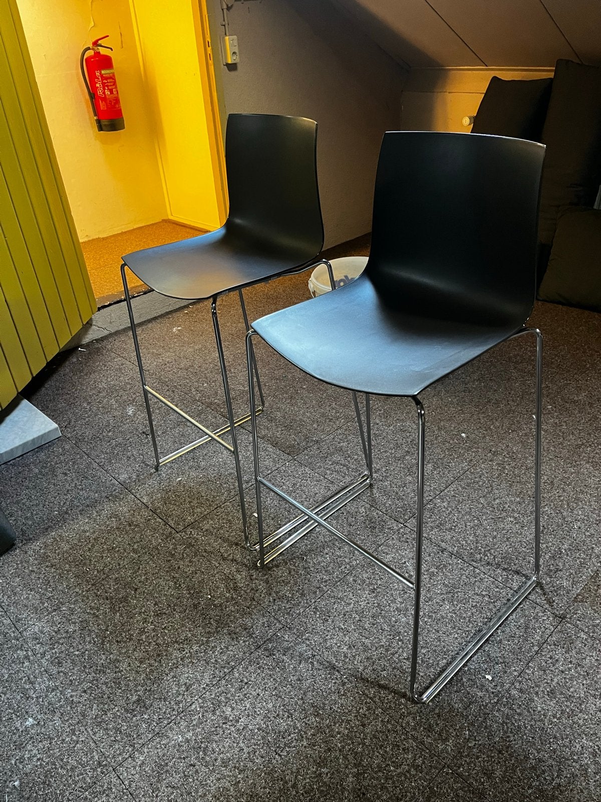 Arper catifa 46 barstool set van 2, Ophalen, Kunststof, Gebruikt, Met voetsteun