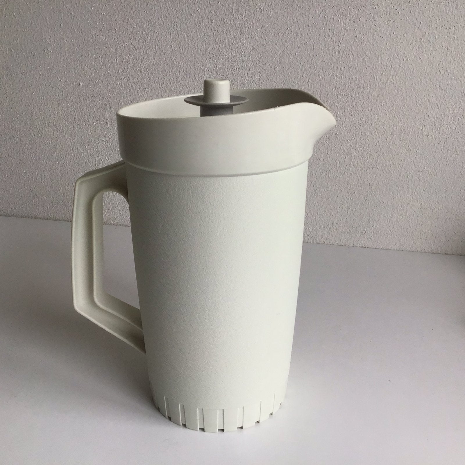 Tupperware schenkkan sapkan crèmewit grijs - retro 1.2 liter, 1200 ml, Met deksel, Beker of Kan, Ophalen of Verzenden