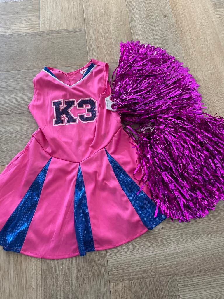 K3 jurkje met pompons, Kinderen en Baby's, Carnavalskleding en Verkleedspullen, Ophalen of Verzenden, Zo goed als nieuw, 110 t/m 116