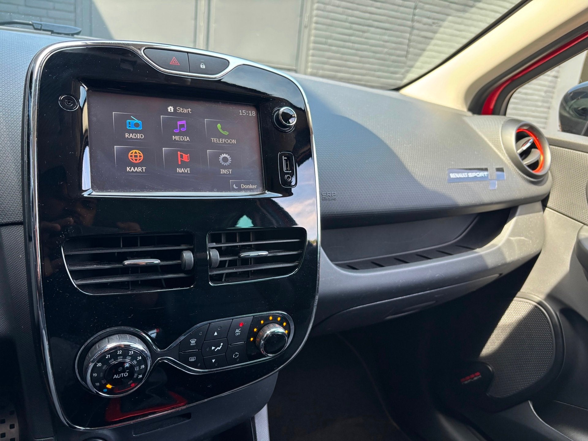 Foto 11 van Renault Clio 1.6 R.S Automaat | Navi | Leder | Stoelverwarmi