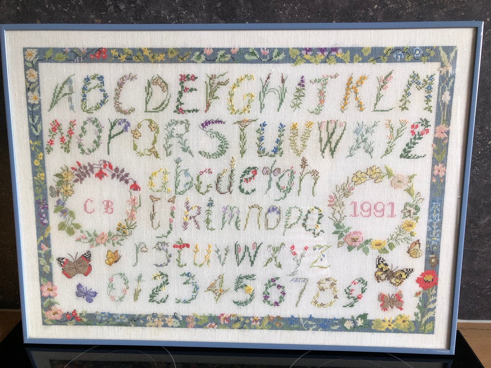 Mooi geborduurde letterlap en ABC !, Huis en Inrichting, Woonaccessoires | Wanddecoraties, Ophalen, Gebruikt, Decoratieobject