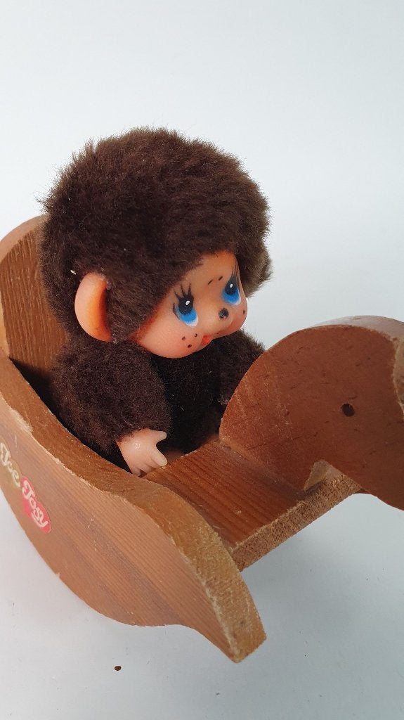 Vintage Mini Monchhichi poppetje, houten hobbelpaard. 8B11, Verzamelen, Poppetjes en Figuurtjes, Tweedehands verkoop, Tweedehands verkoop