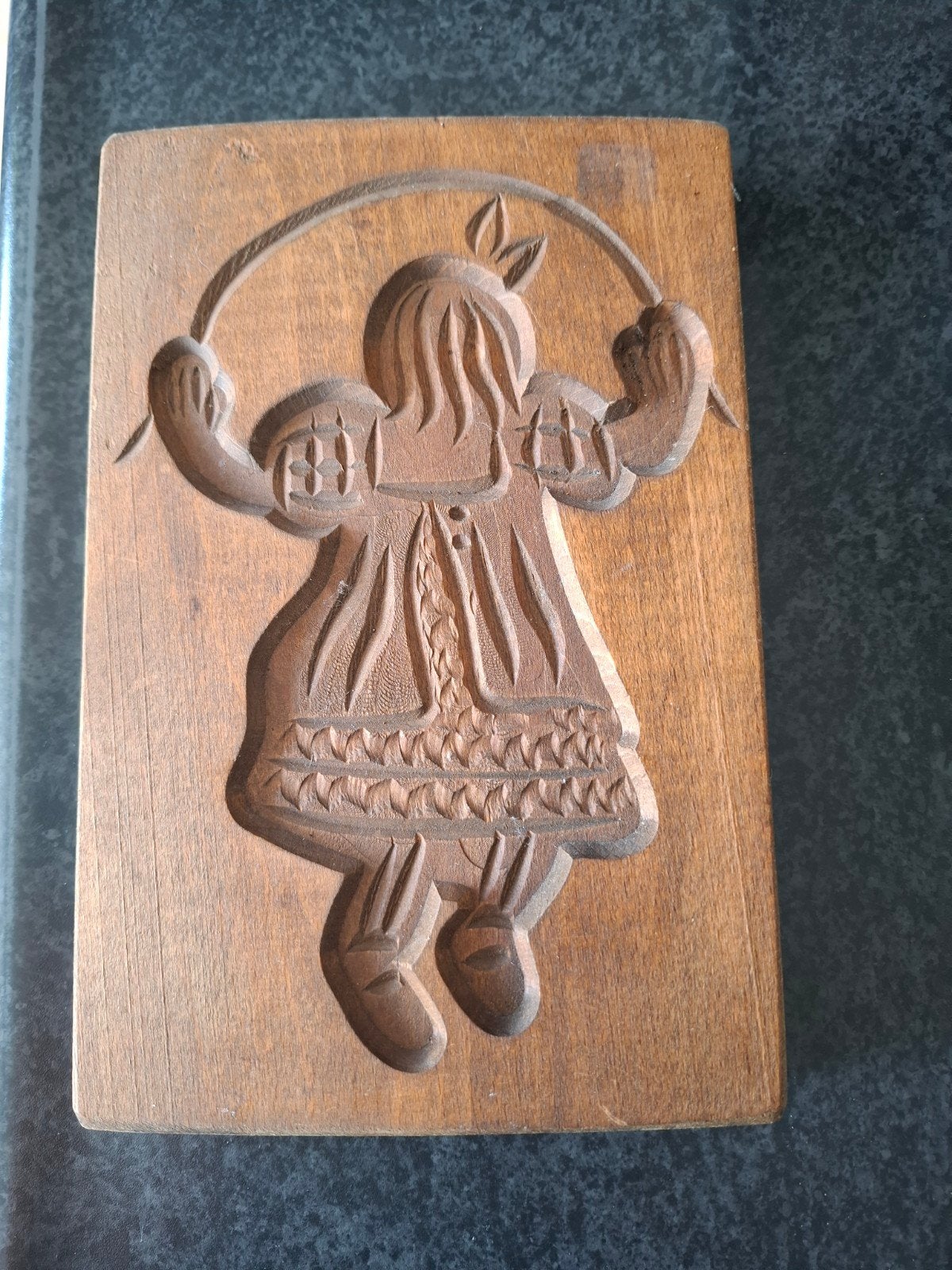 Antieke houten koekjesvorm - Meisje met touwtje, Ophalen of Verzenden