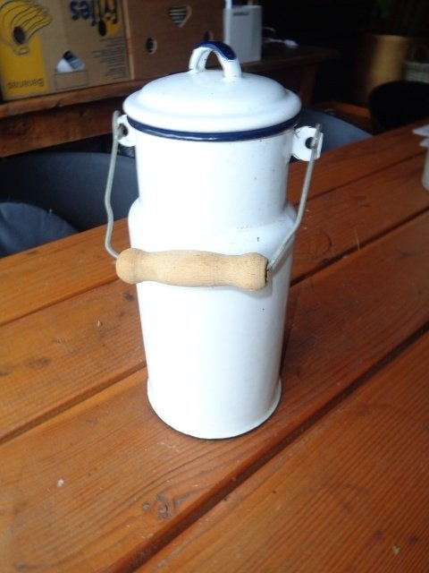 Wit met zwarte rand emaille melkbus (+/- 27 cm hoog)., Ophalen of Verzenden
