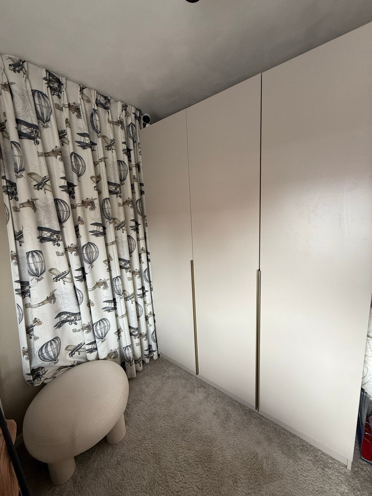 Nette beige kast met gouden handgrepen - Zeer goede staat, Overige materialen, 100 tot 150 cm, 200 cm of meer, Ophalen of Verzenden